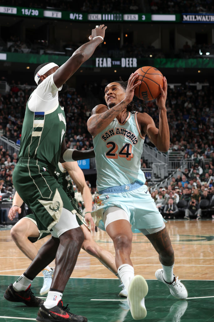 包含雄鹿胜马刺！字母哥表现出色再次砍下+数据的词条